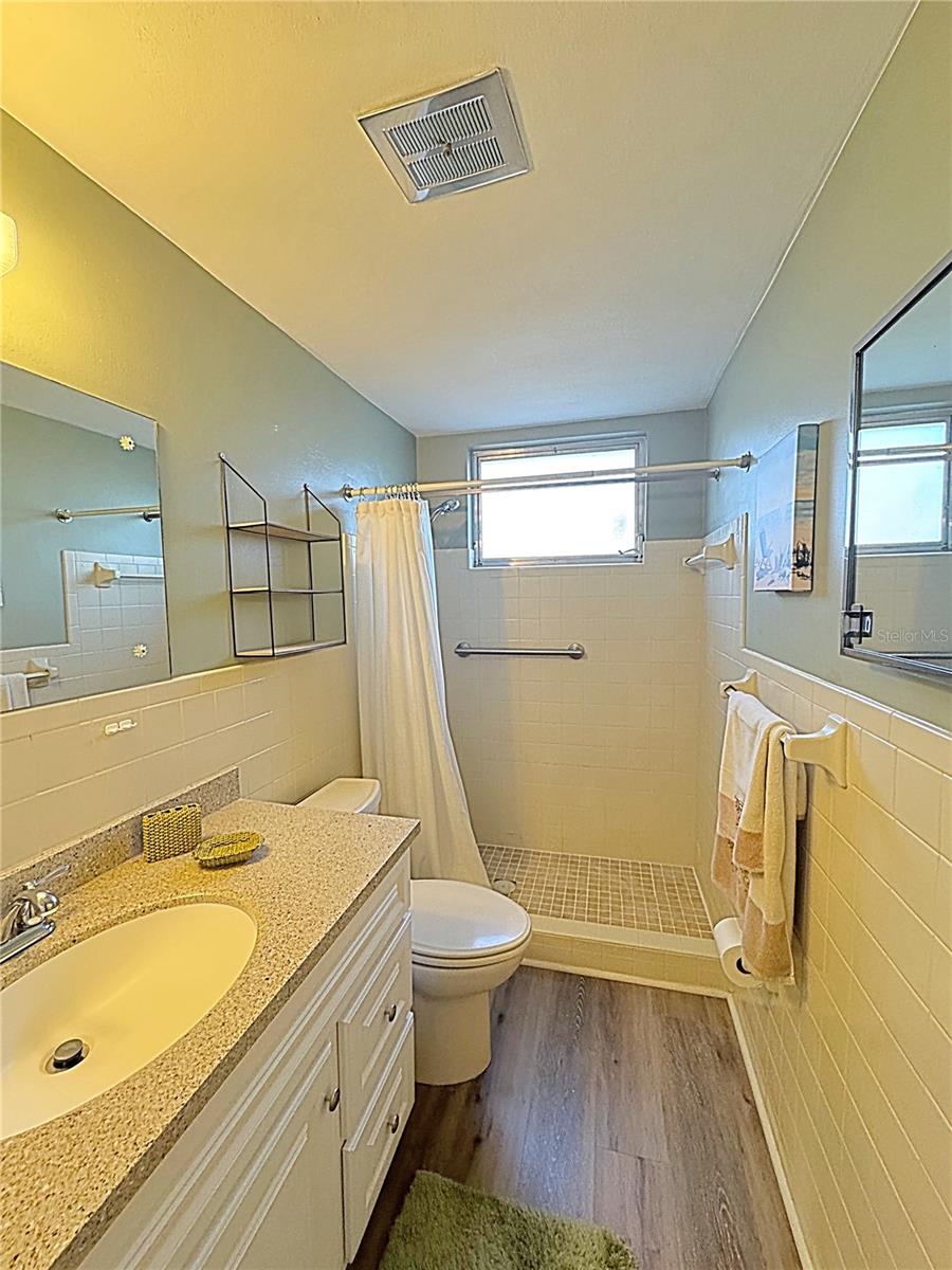 Image 32 of 48 For 2001 World Parkway Boulevard 7