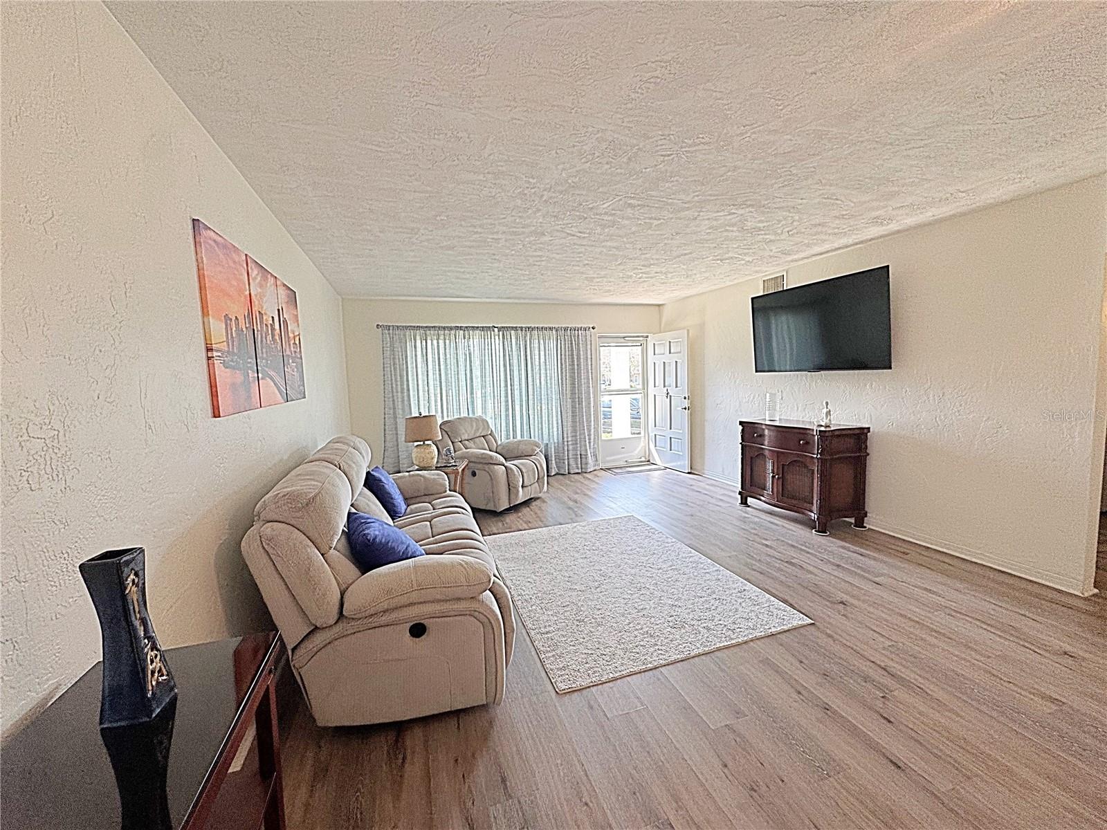 Image 8 of 48 For 2001 World Parkway Boulevard 7