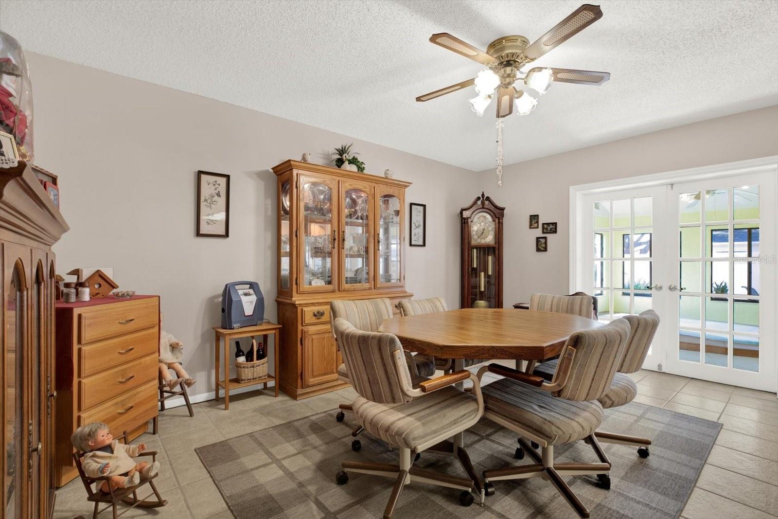 Image 18 of 52 For 2594 Knoll Street E