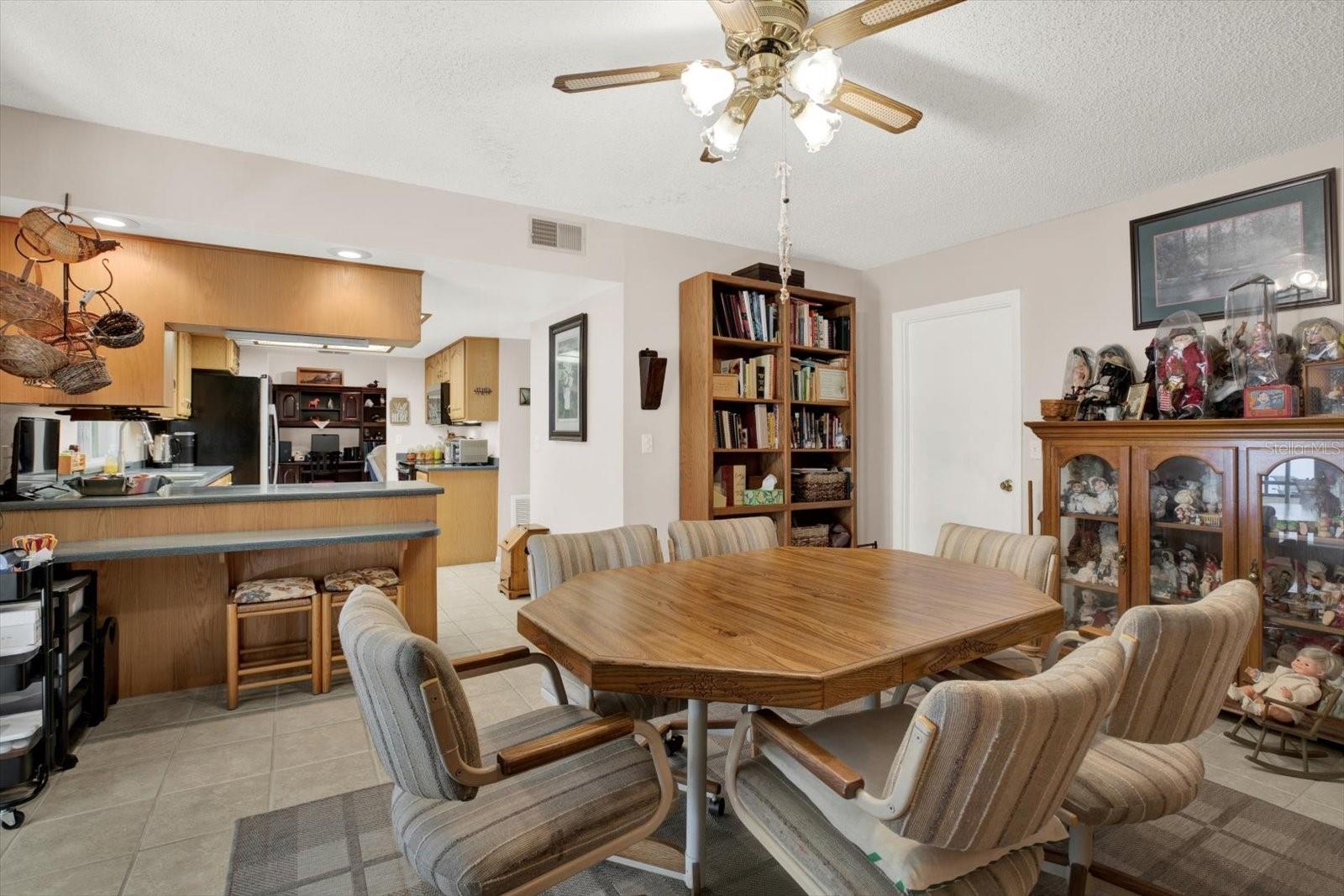 Image 20 of 52 For 2594 Knoll Street E