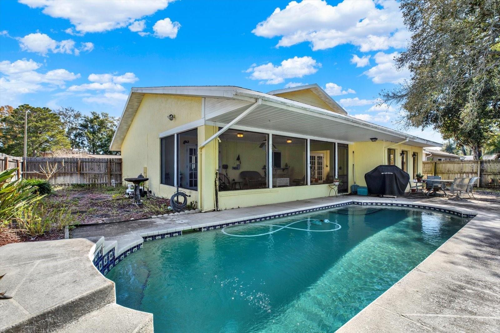 Image 39 of 52 For 2594 Knoll Street E