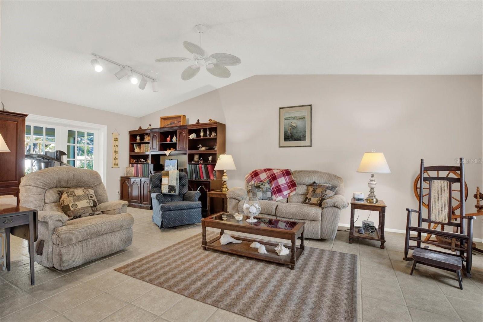 Image 9 of 52 For 2594 Knoll Street E