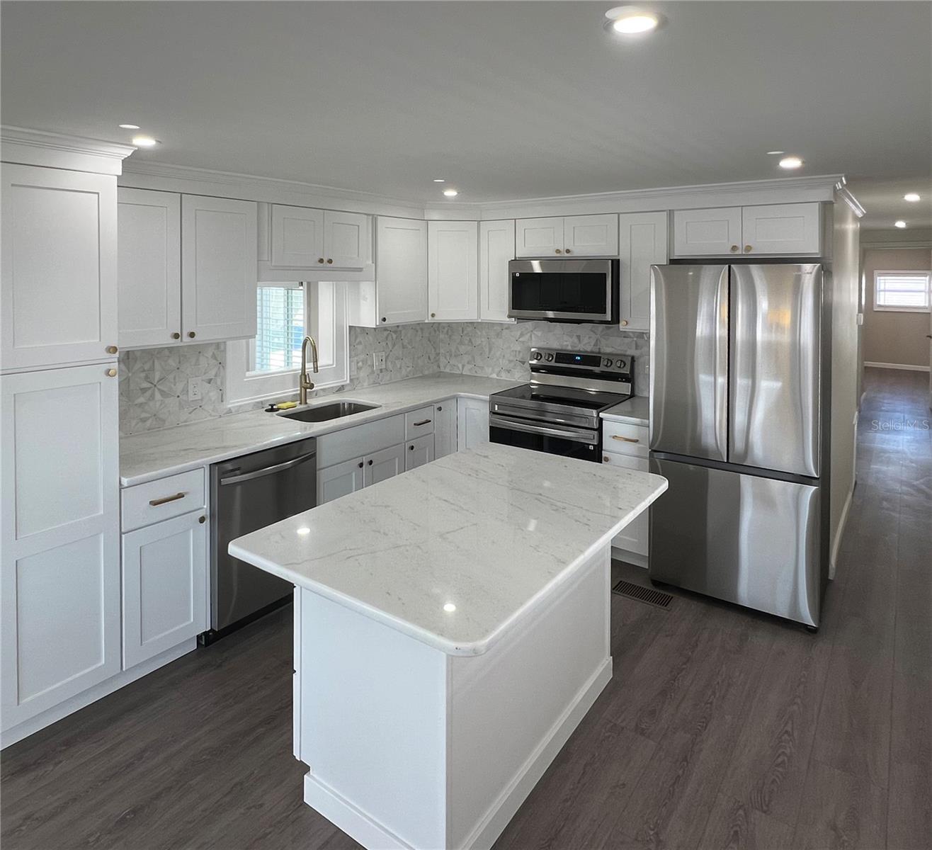 Image 15 of 79 For 1100 Belcher Road S 202