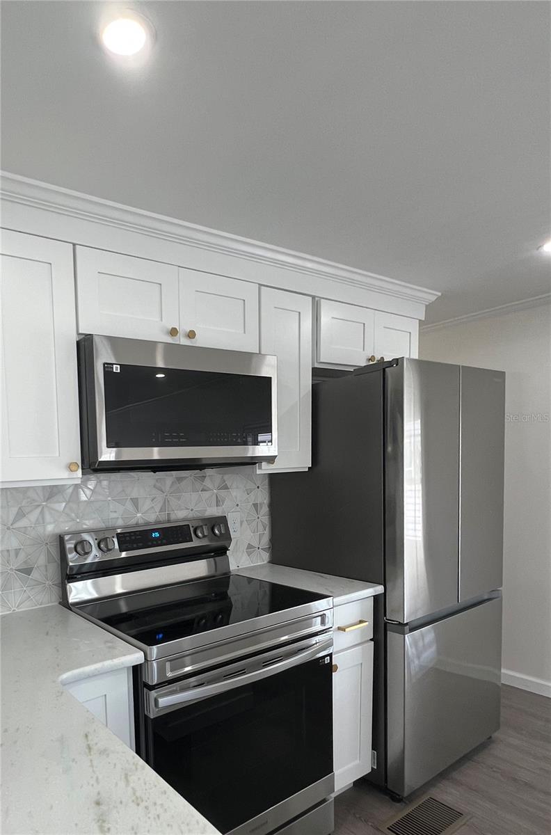 Image 19 of 79 For 1100 Belcher Road S 202