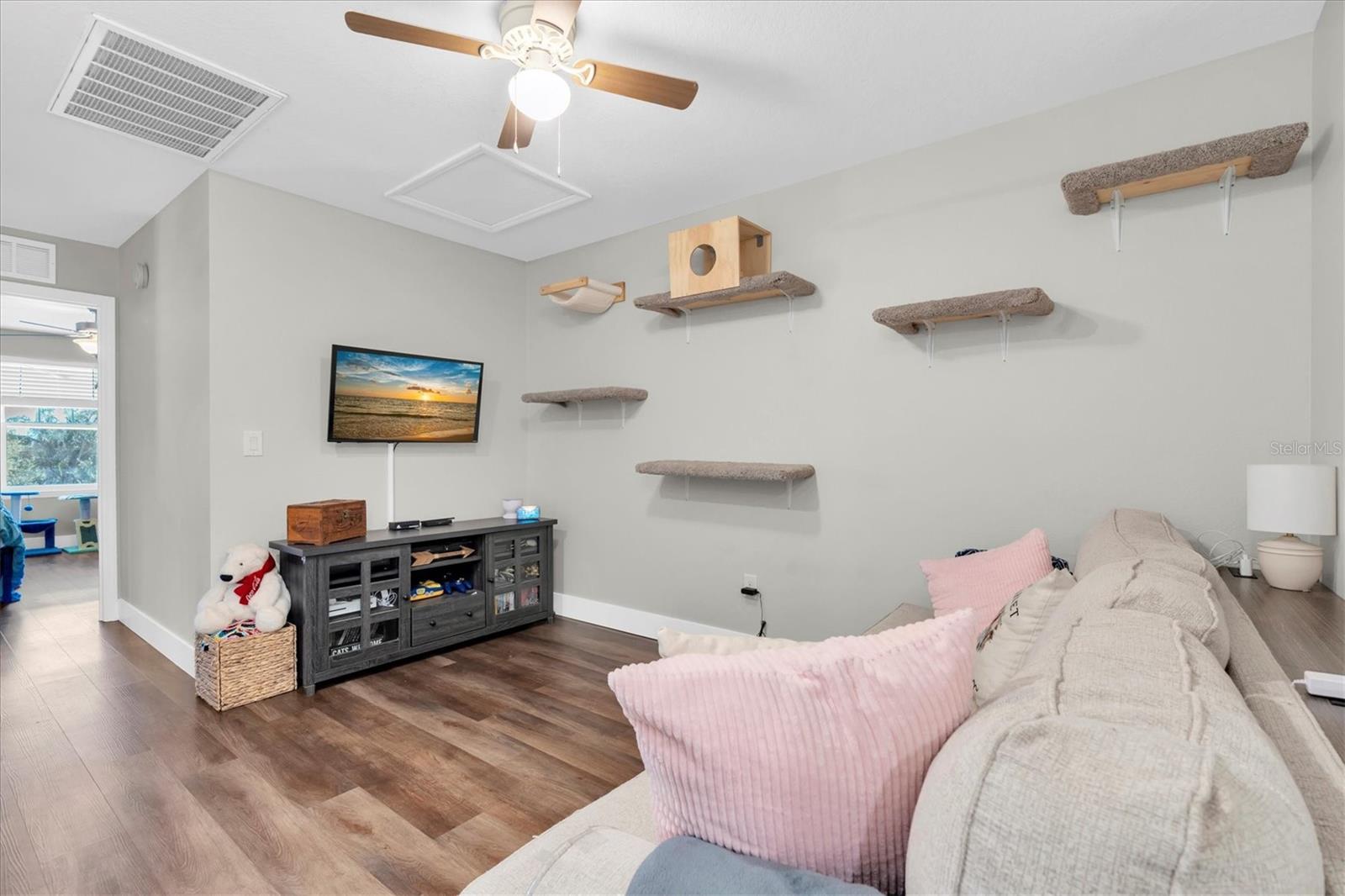 Image 20 of 36 For 5233 Sylvester Loop