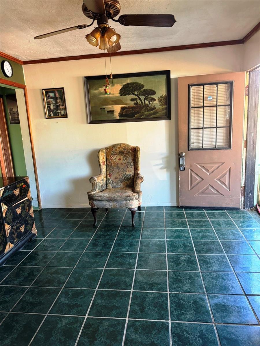 Listing photo id 2 for 6703 Faul Street