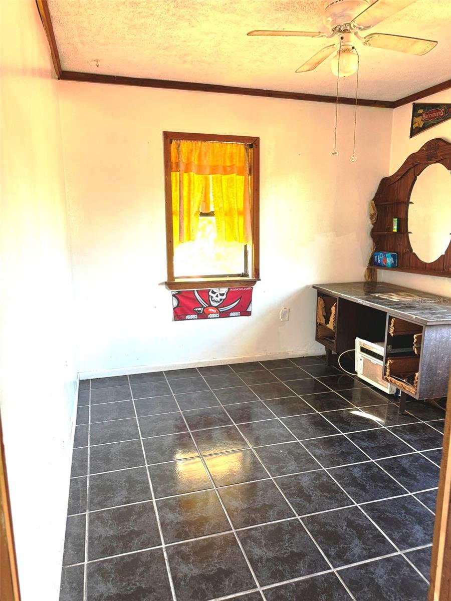 Listing photo id 3 for 6703 Faul Street