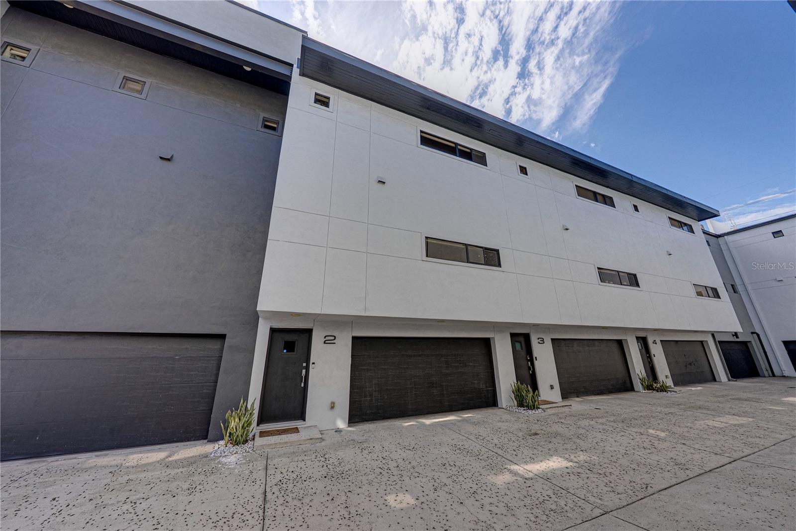 Image 3 of 96 For 3012 Barcelona Street 2