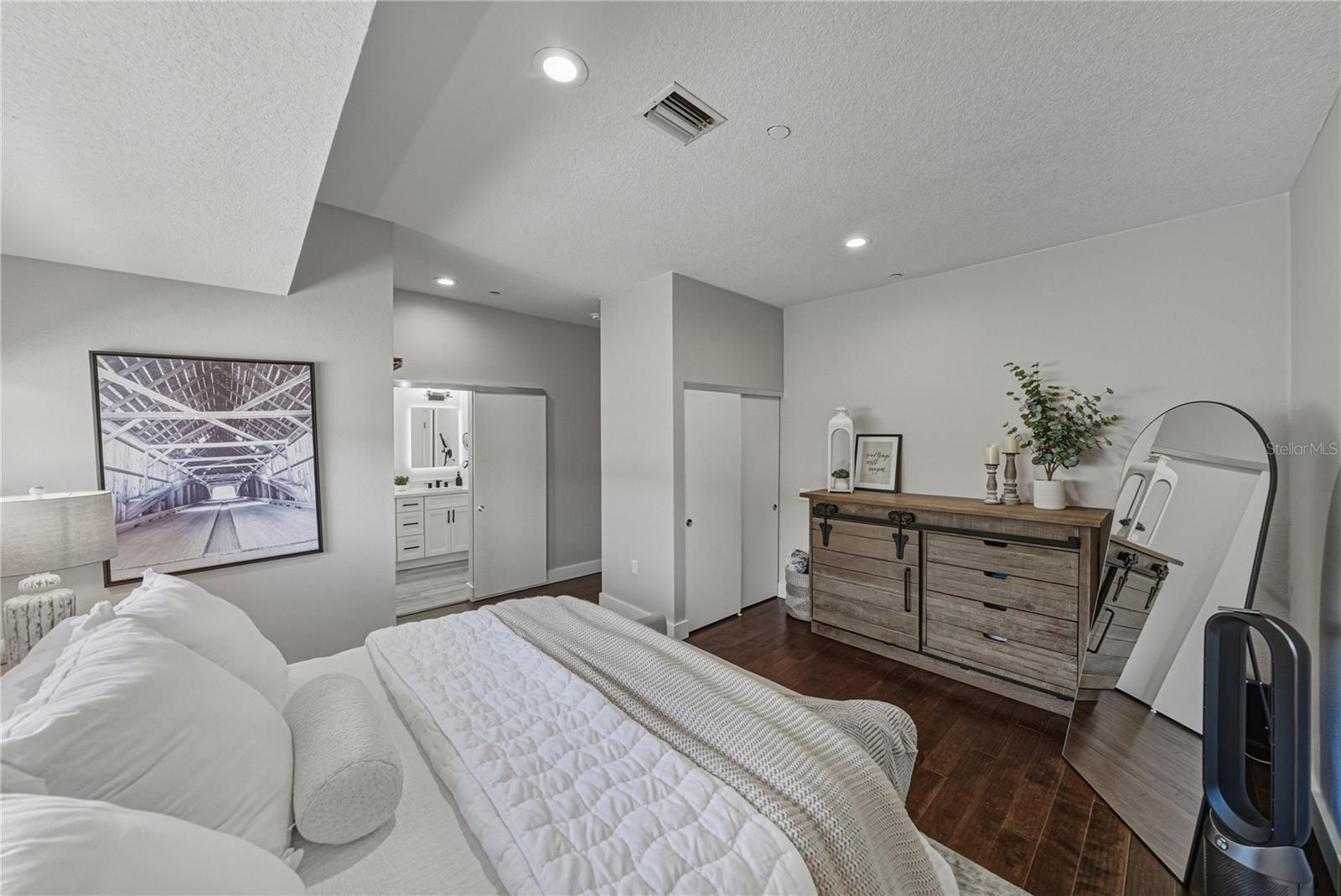 Image 47 of 96 For 3012 Barcelona Street 2