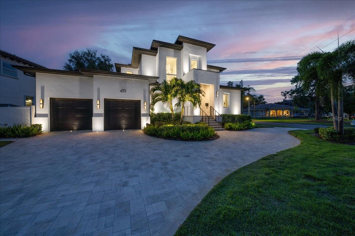 Image 2 of 84 For 419 Bayview Drive Ne