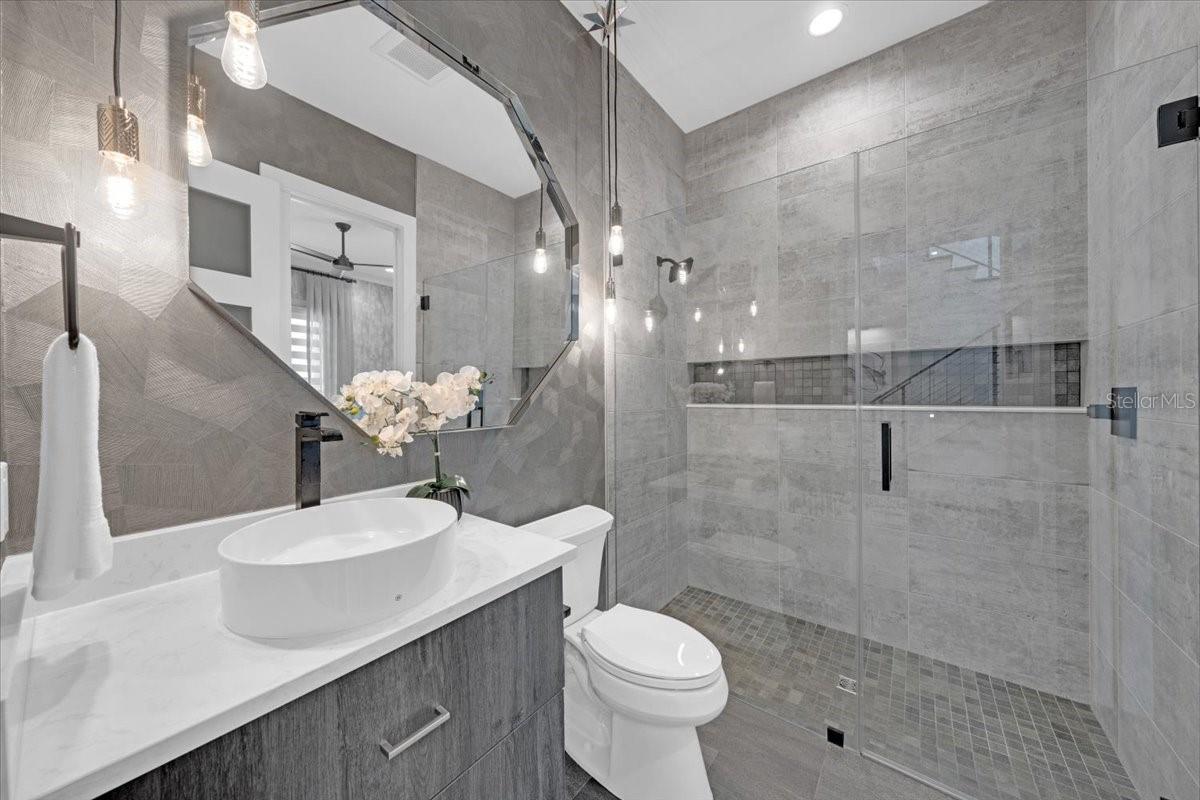 Image 50 of 84 For 419 Bayview Drive Ne