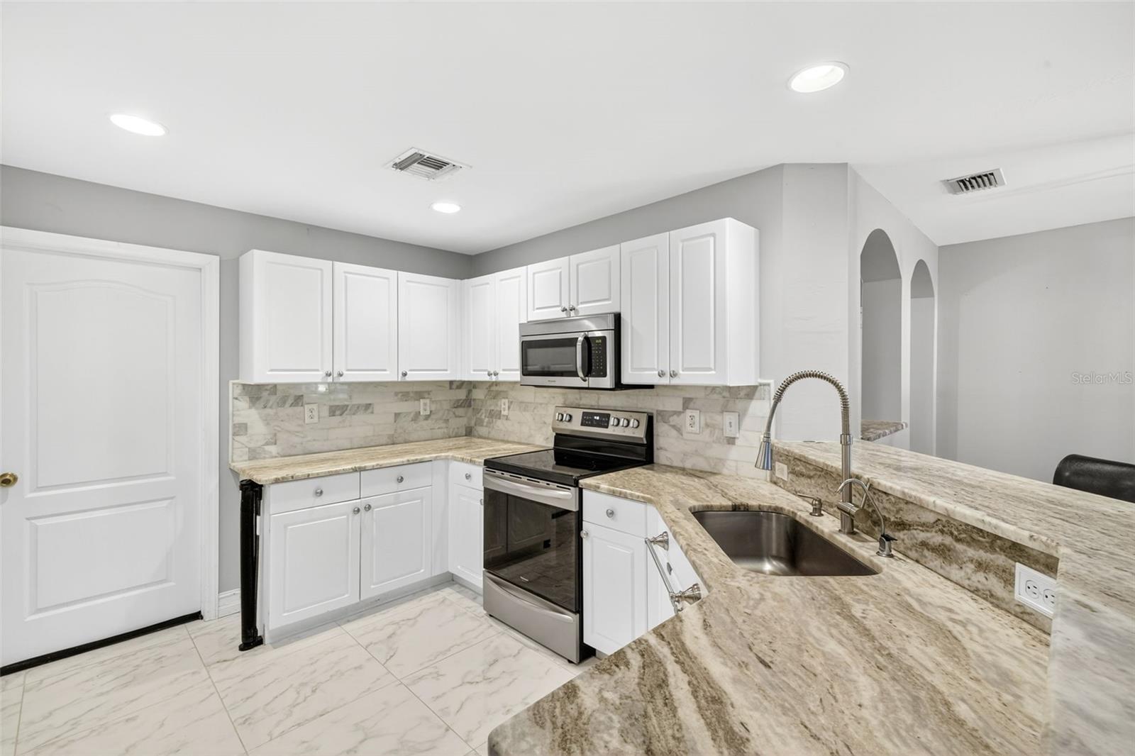 Image 10 of 39 For 421 Broadmoor Street