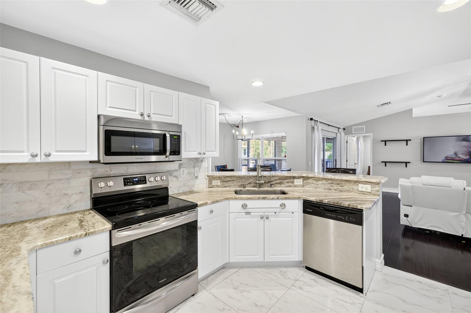 Image 11 of 39 For 421 Broadmoor Street