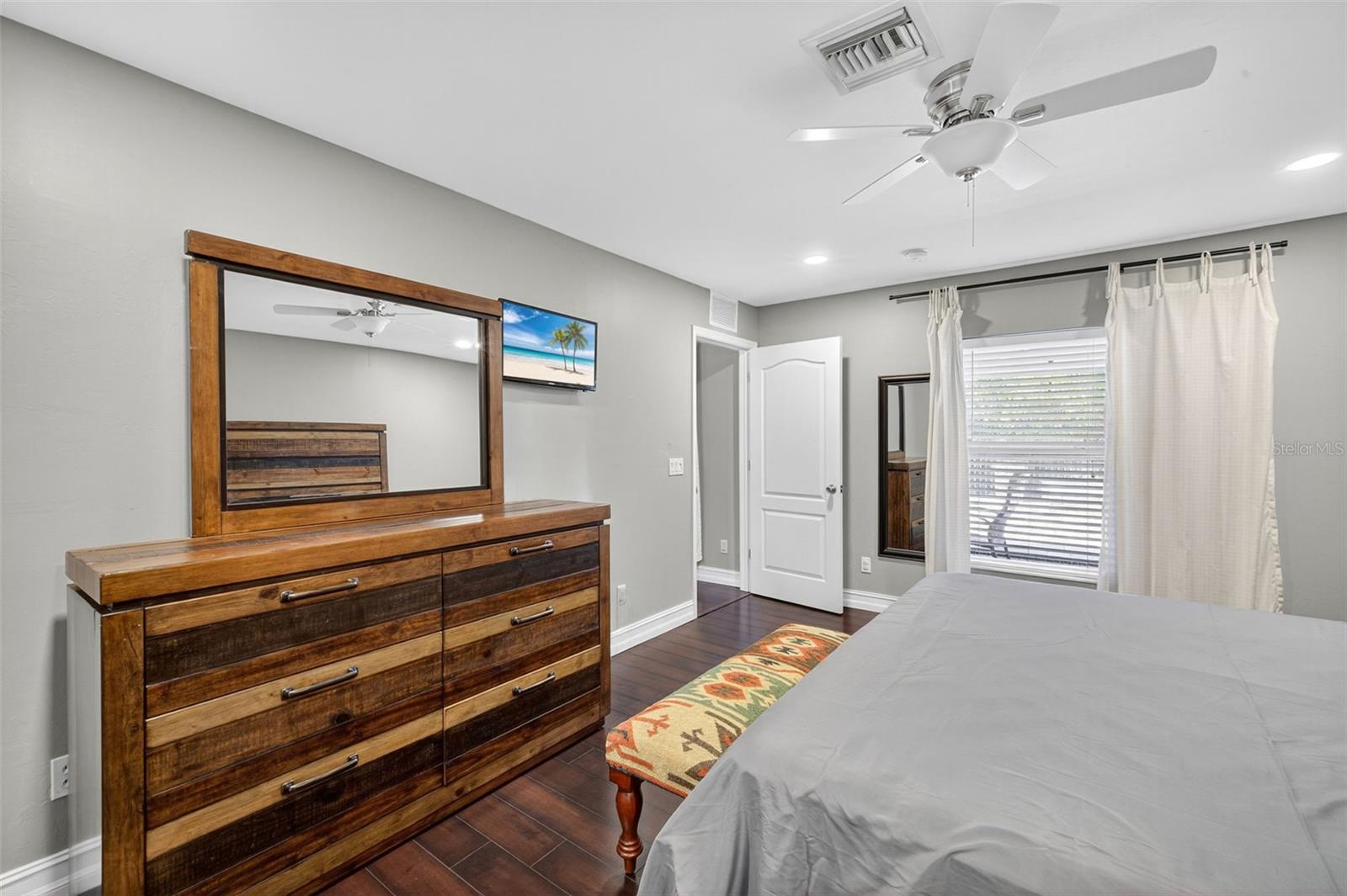 Image 17 of 39 For 421 Broadmoor Street