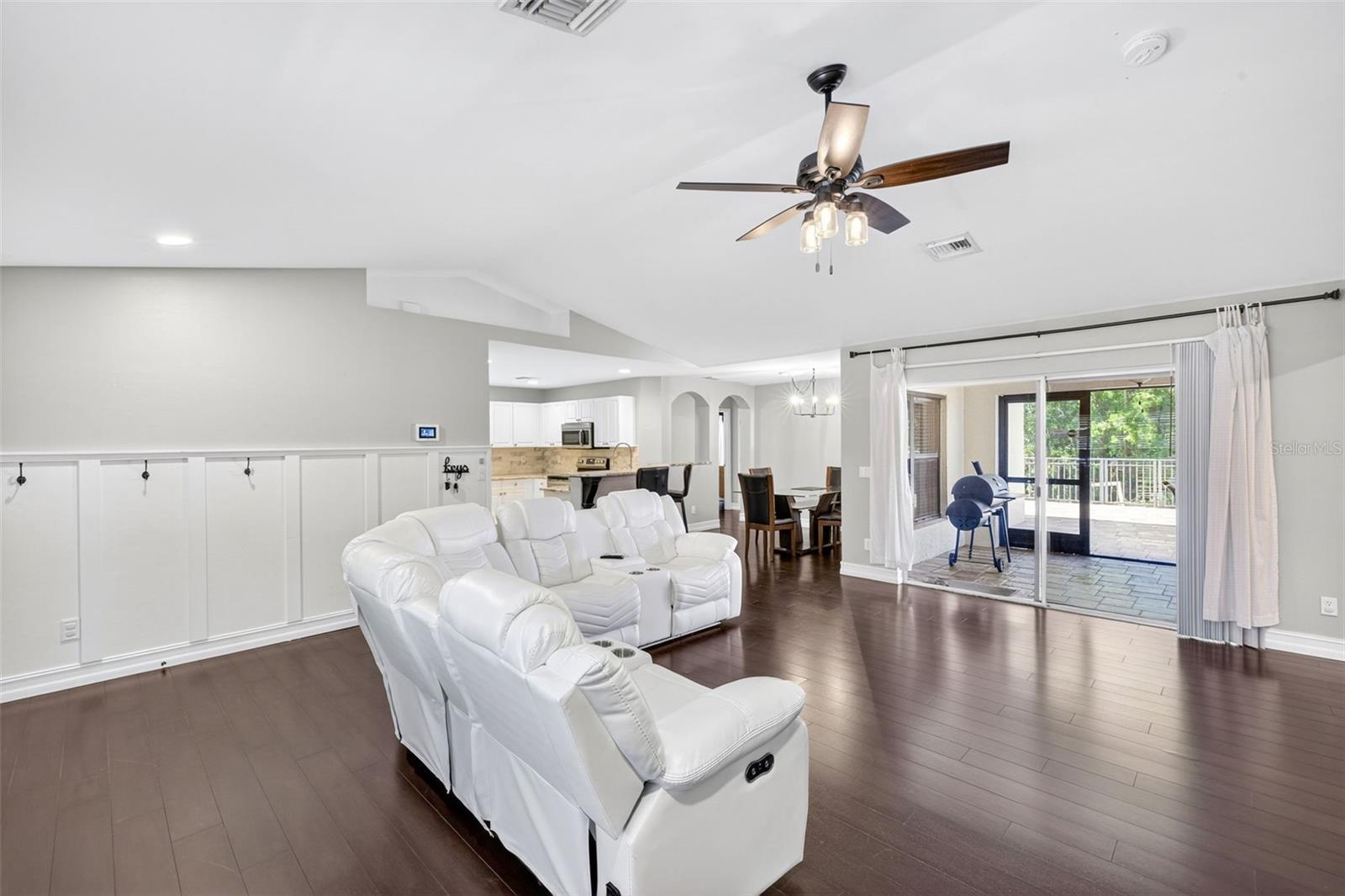 Image 8 of 39 For 421 Broadmoor Street