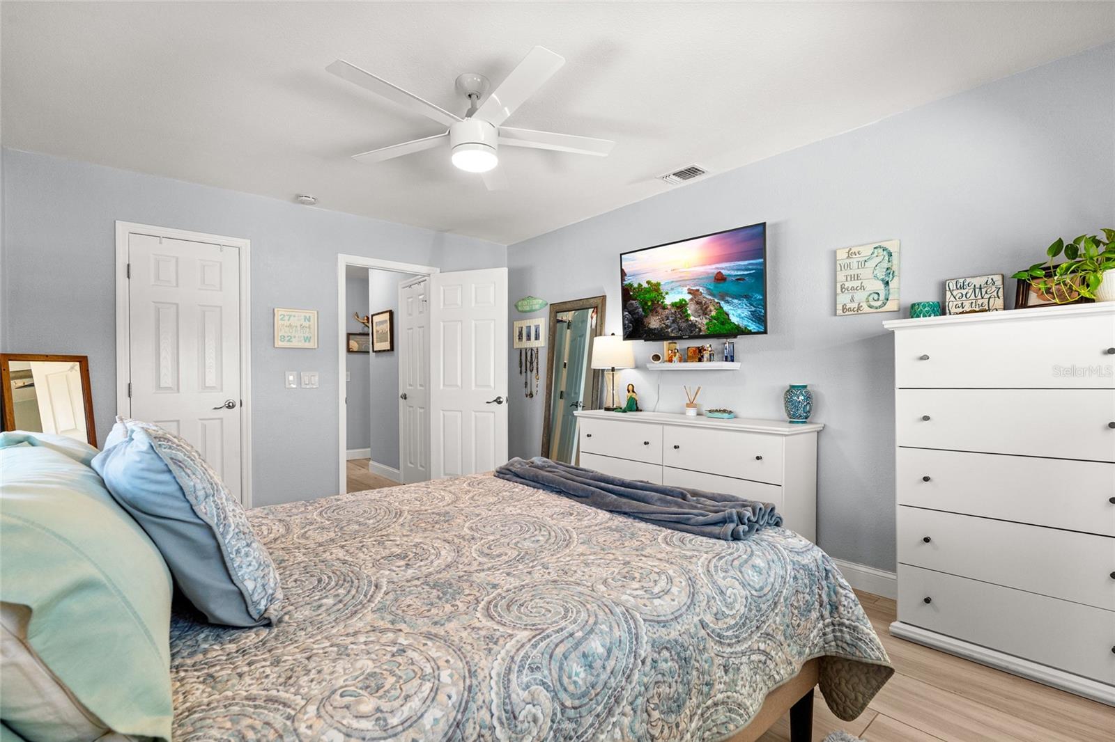 Image 21 of 31 For 1898 Shore Drive S 319