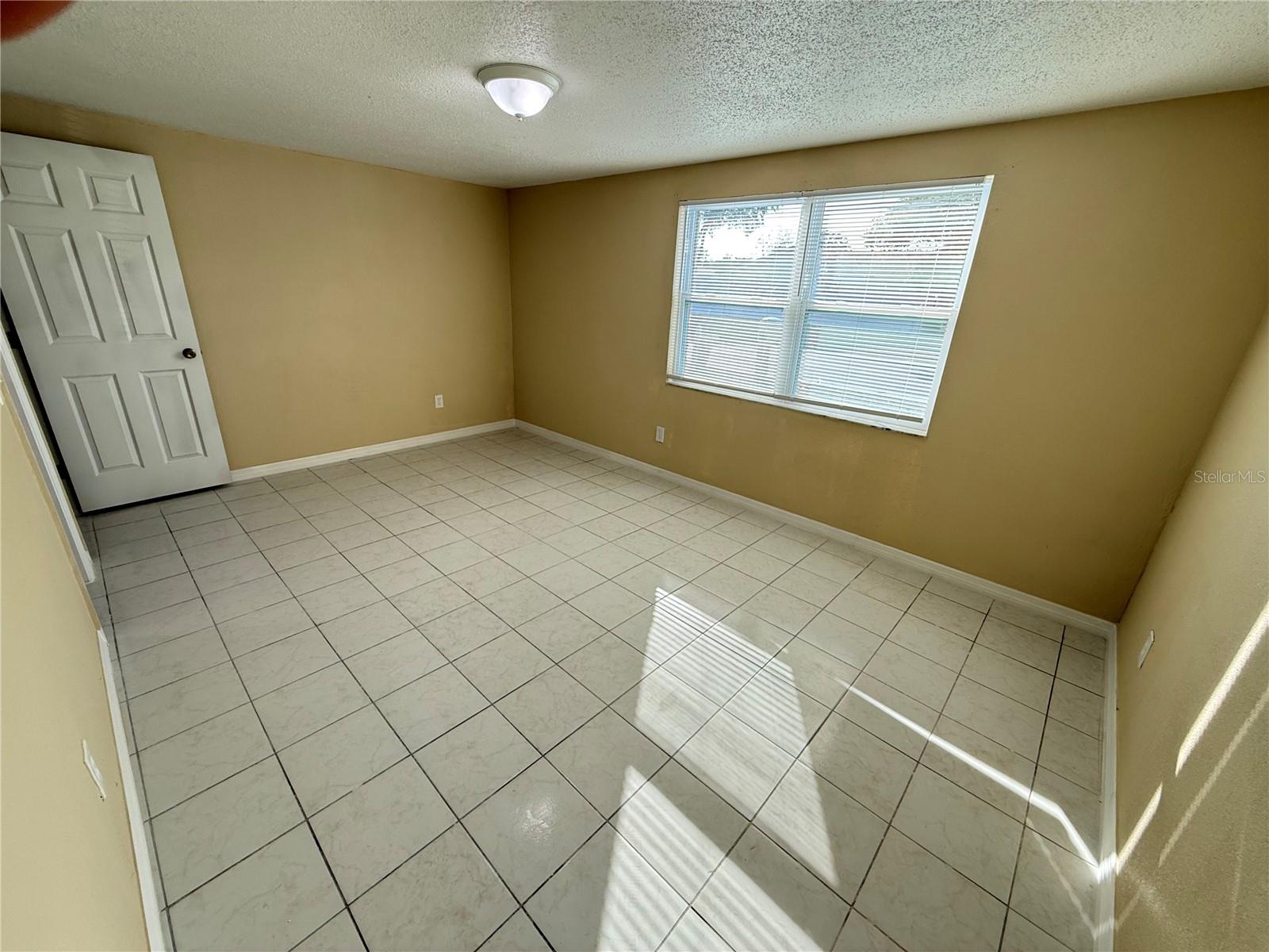 Listing photo id 8 for 9800 Pocono Street