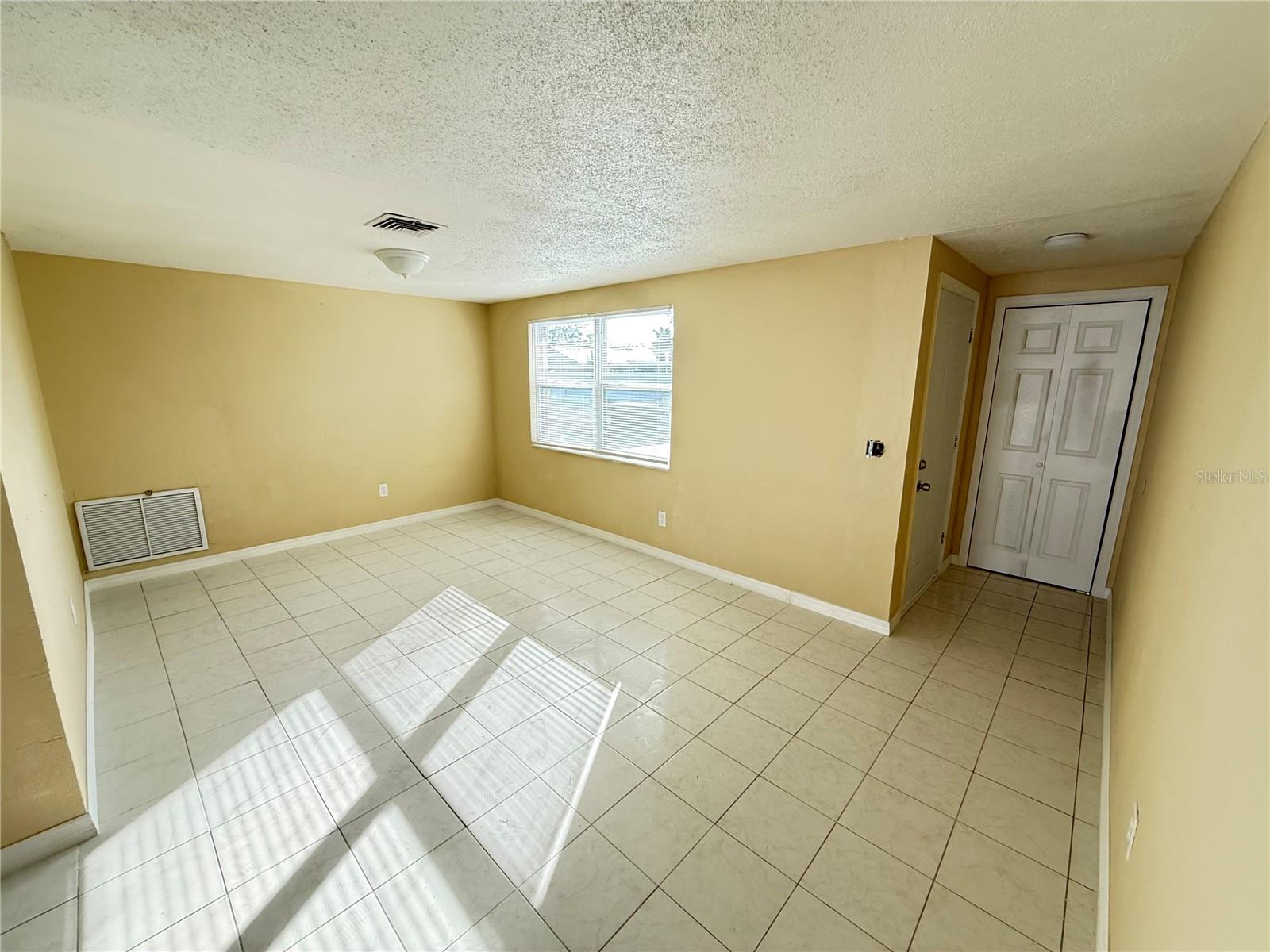 Listing photo id 2 for 9800 Pocono Street