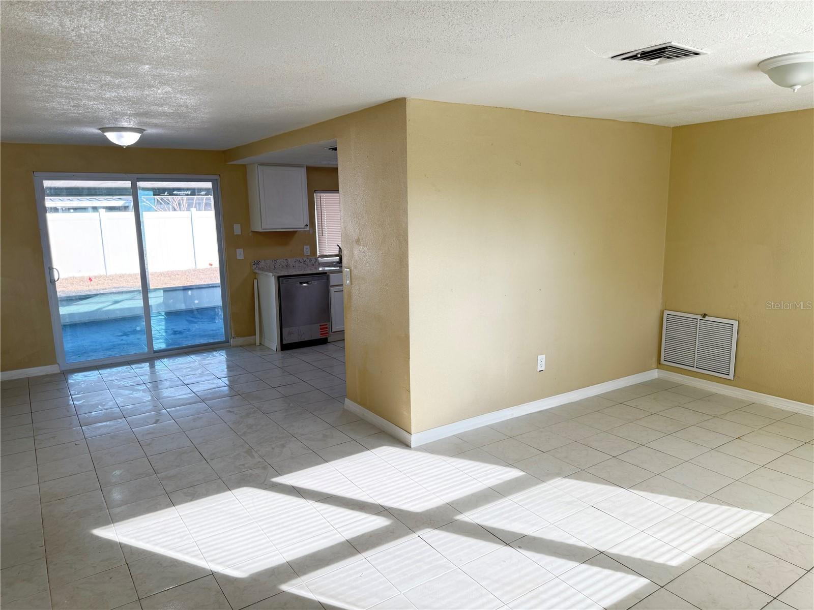 Listing photo id 3 for 9800 Pocono Street