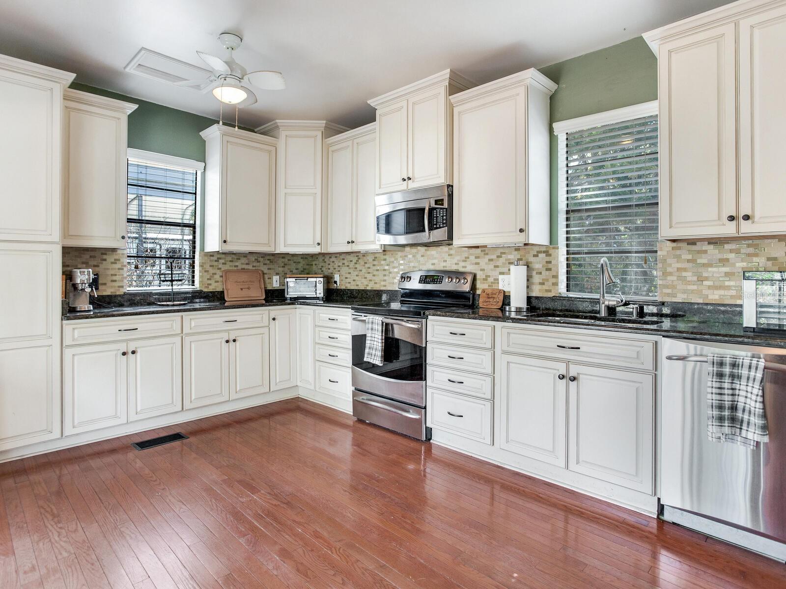 Image 5 of 79 For 210 Grosse Avenue