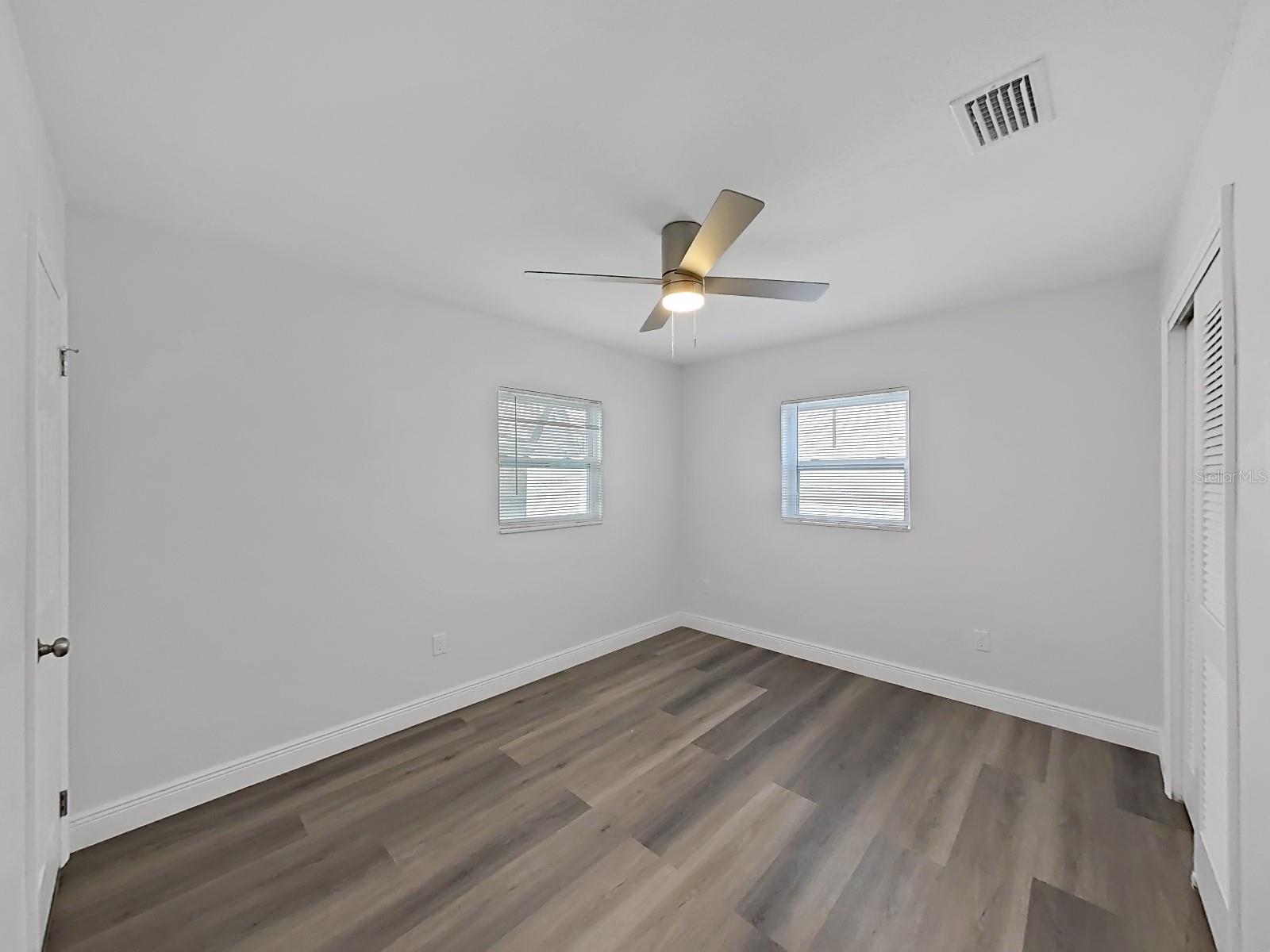 Listing photo id 25 for 4928 Shetland Avenue