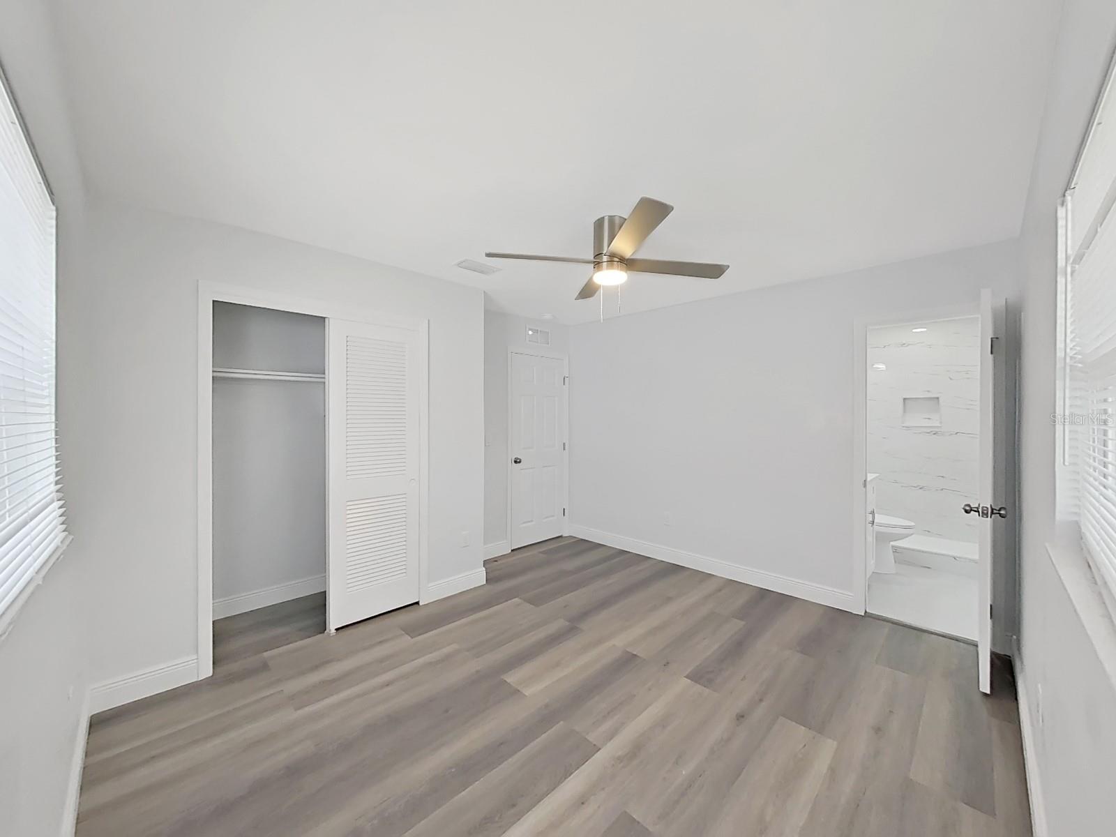 Listing photo id 27 for 4928 Shetland Avenue