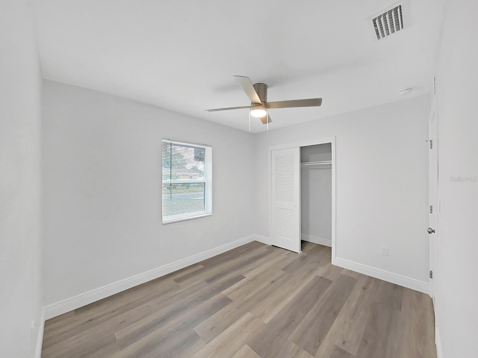 Listing photo id 32 for 4928 Shetland Avenue