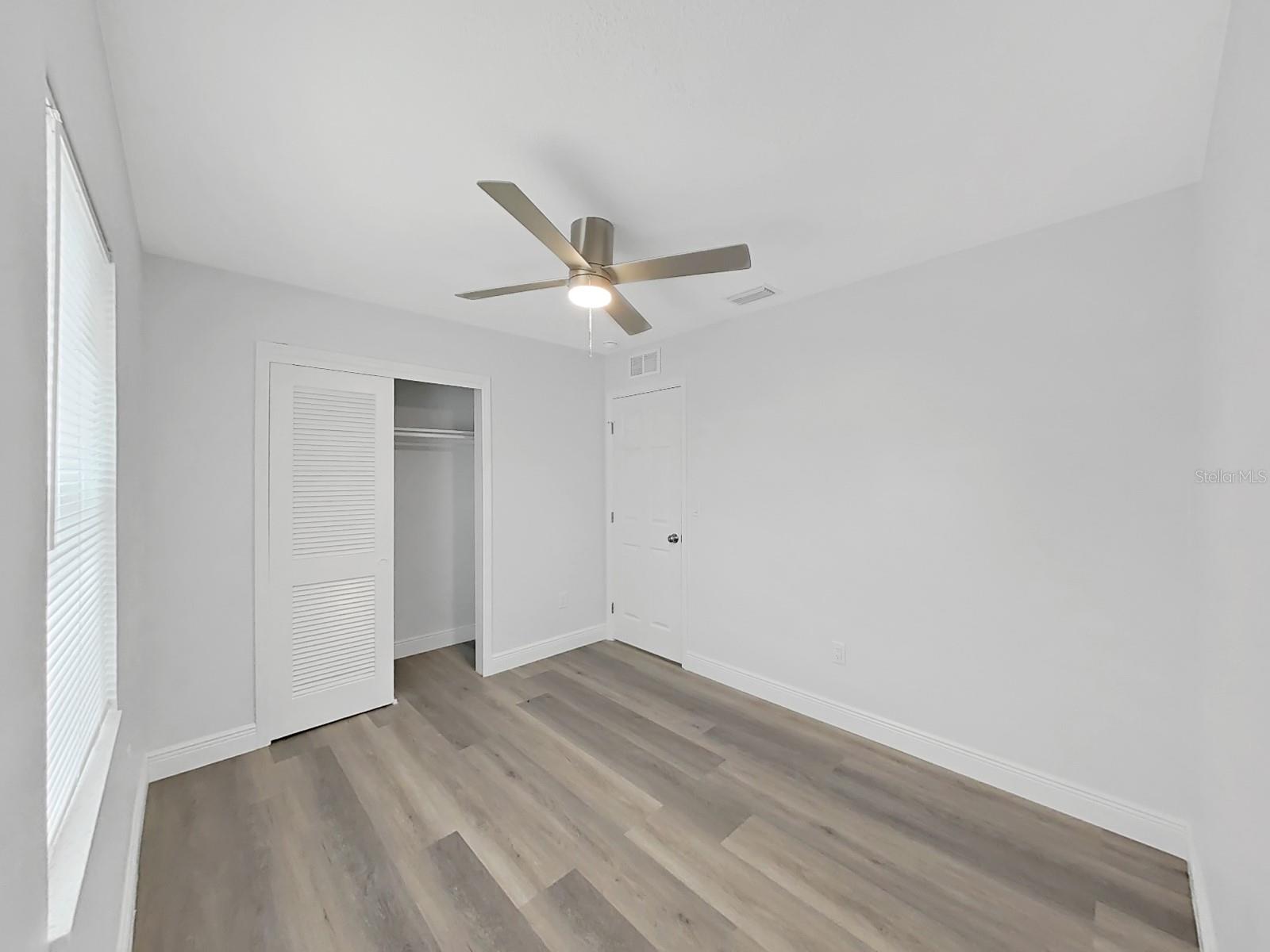 Listing photo id 33 for 4928 Shetland Avenue