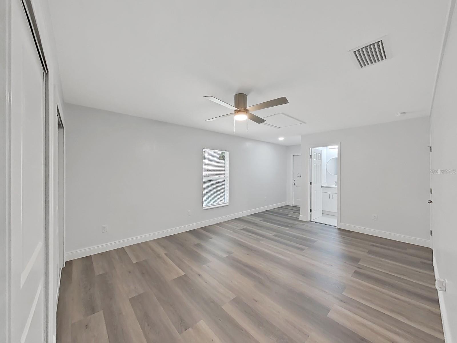 Listing photo id 37 for 4928 Shetland Avenue