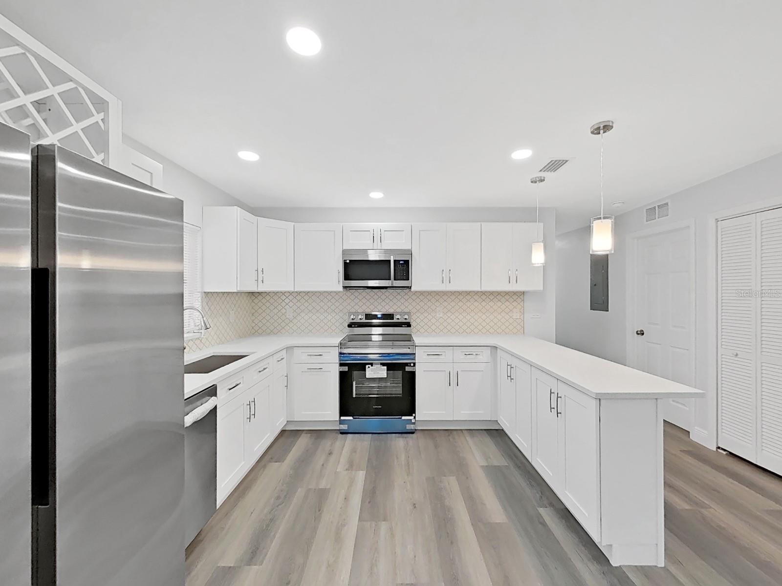 Listing photo id 44 for 4928 Shetland Avenue