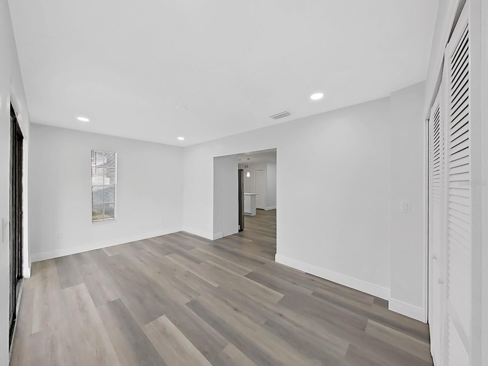 Listing photo id 48 for 4928 Shetland Avenue