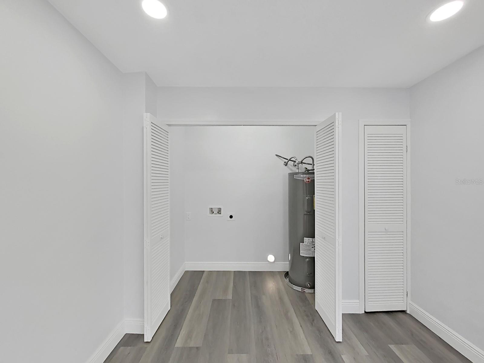 Listing photo id 49 for 4928 Shetland Avenue