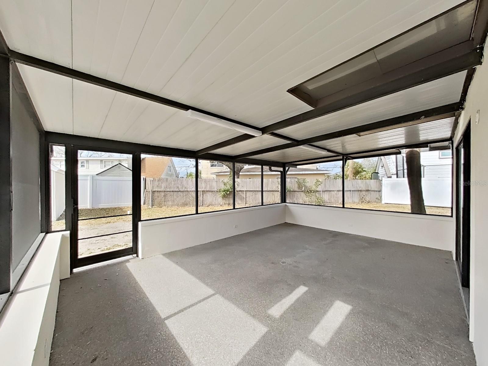 Listing photo id 52 for 4928 Shetland Avenue