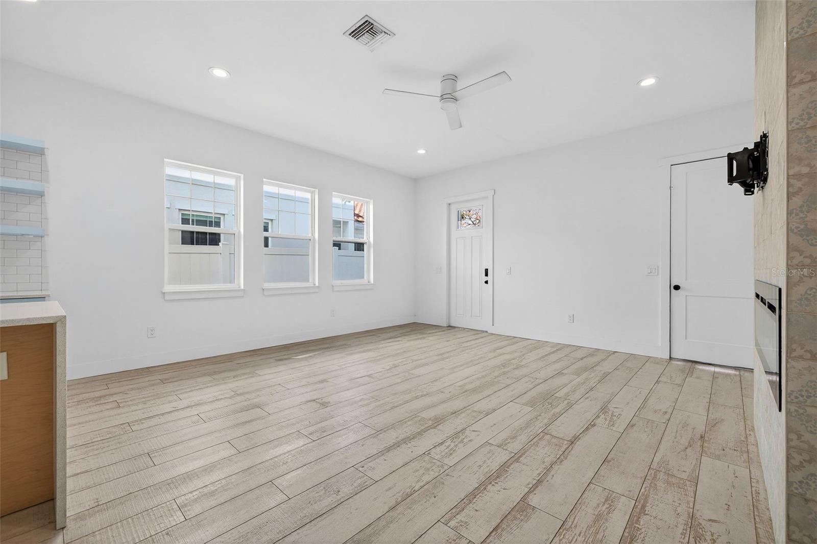 Image 17 of 41 For 611 24th Avenue N