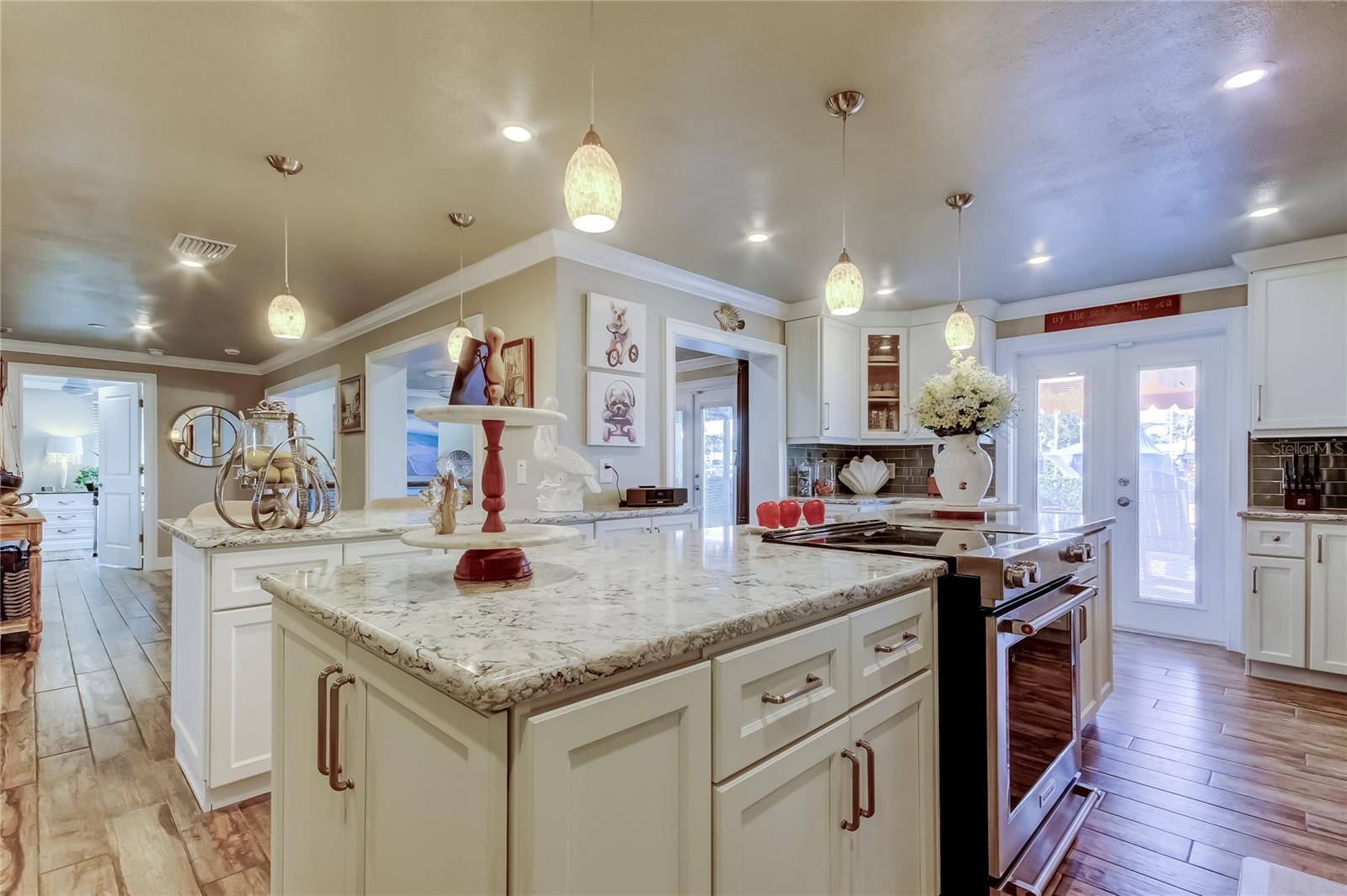 Image 21 of 96 For 3835 48 Avenue S