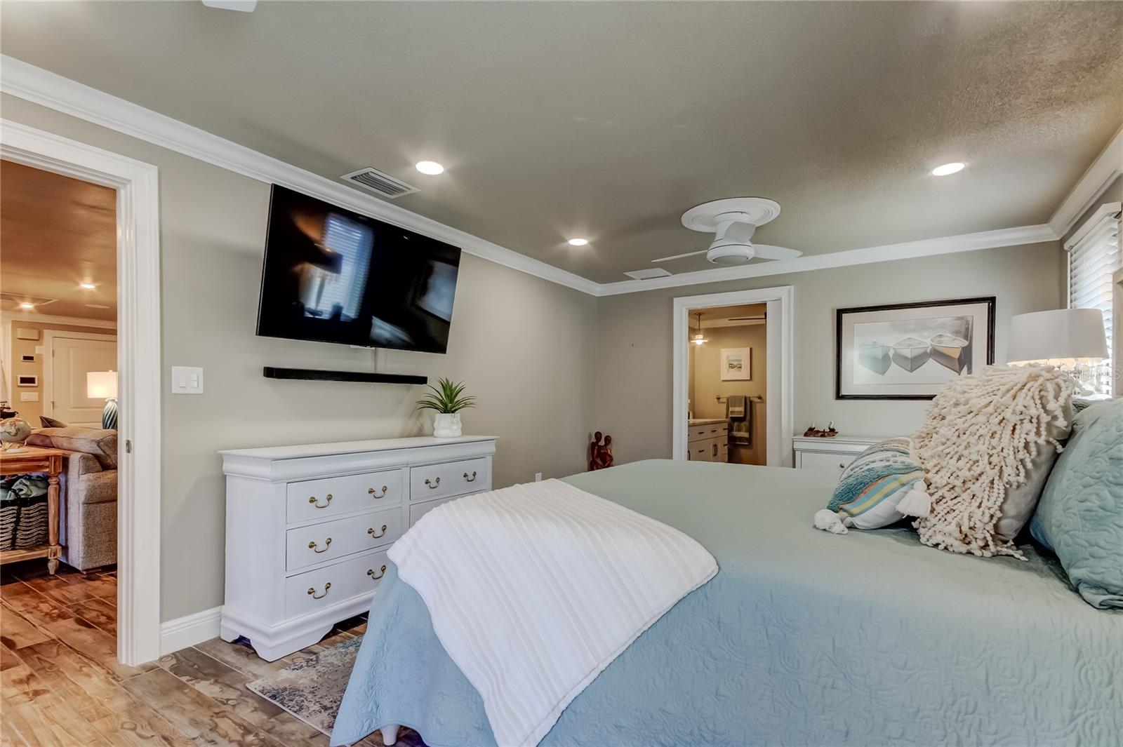 Image 37 of 96 For 3835 48 Avenue S