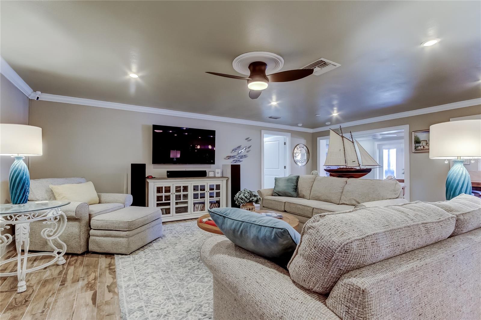 Image 7 of 96 For 3835 48 Avenue S