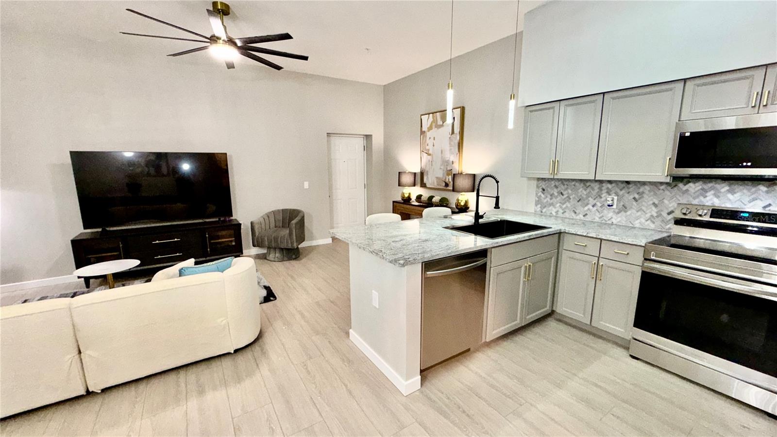 Image 11 of 63 For 701 Mirror Lake Drive N 121