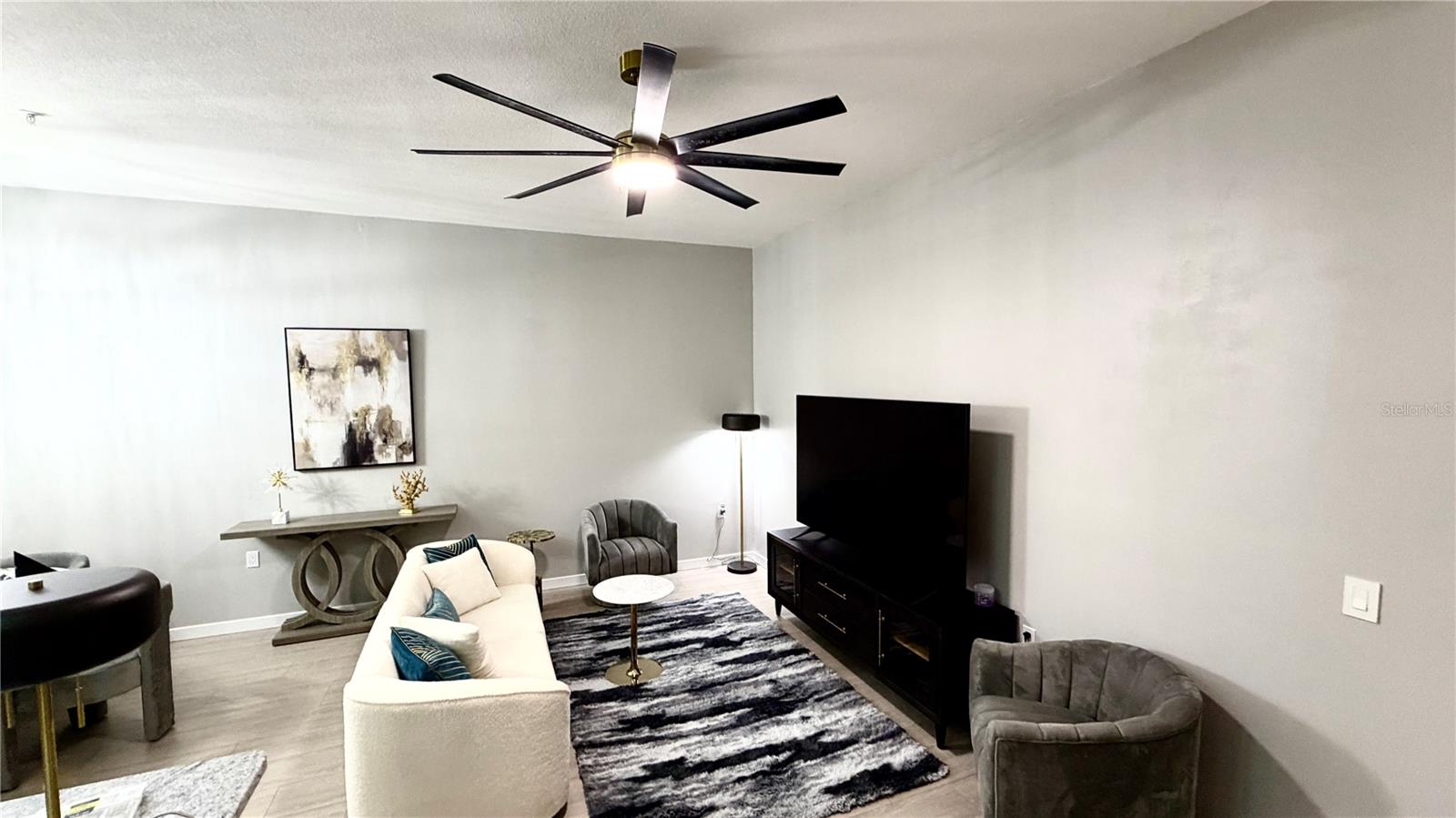 Image 14 of 63 For 701 Mirror Lake Drive N 121