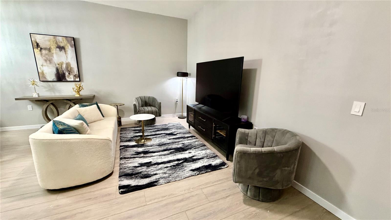 Image 15 of 63 For 701 Mirror Lake Drive N 121