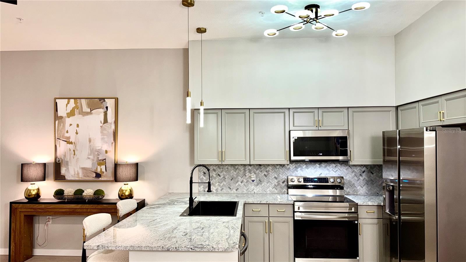 Image 18 of 63 For 701 Mirror Lake Drive N 121