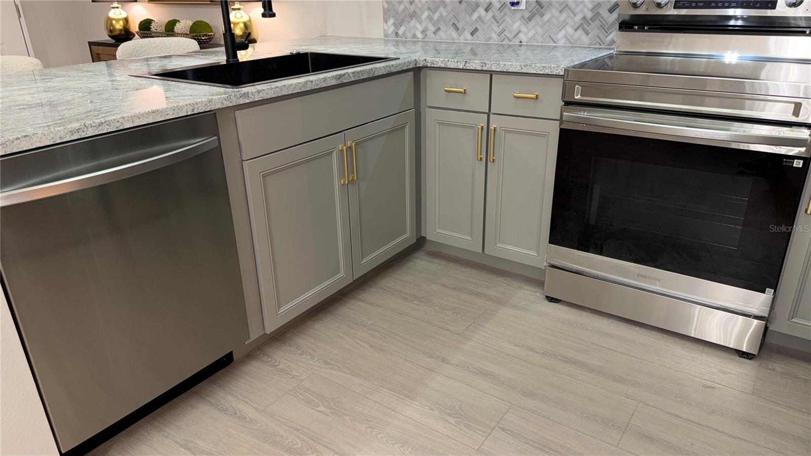 Image 19 of 63 For 701 Mirror Lake Drive N 121