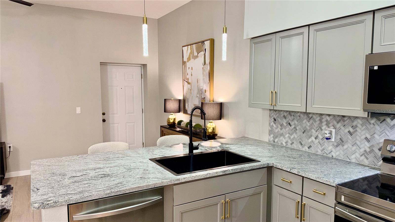 Image 20 of 63 For 701 Mirror Lake Drive N 121