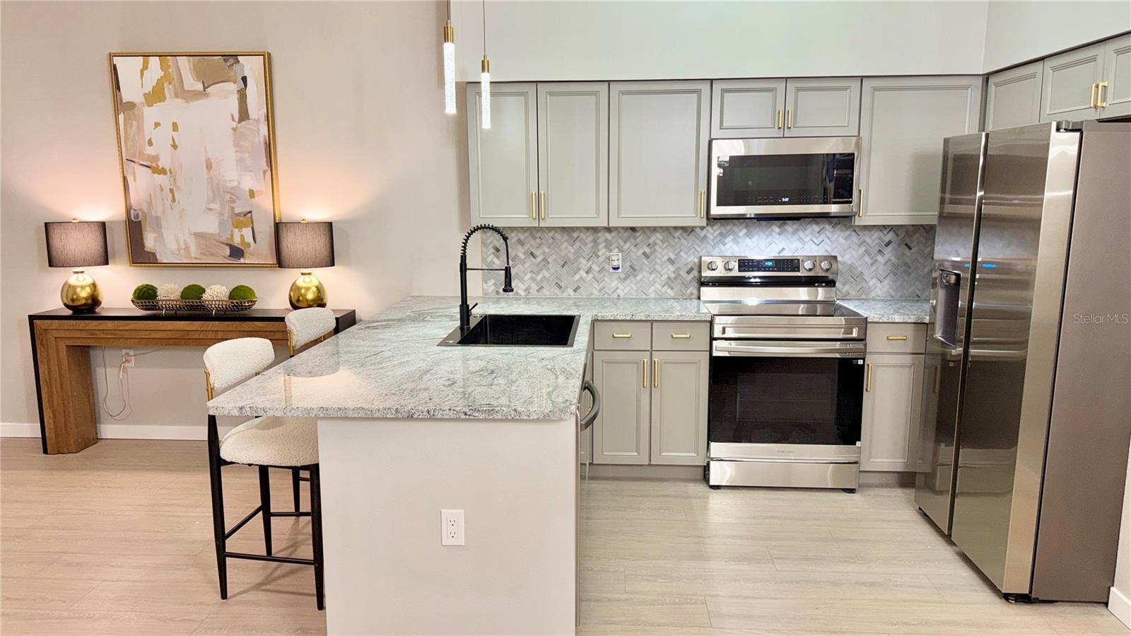 Image 21 of 63 For 701 Mirror Lake Drive N 121