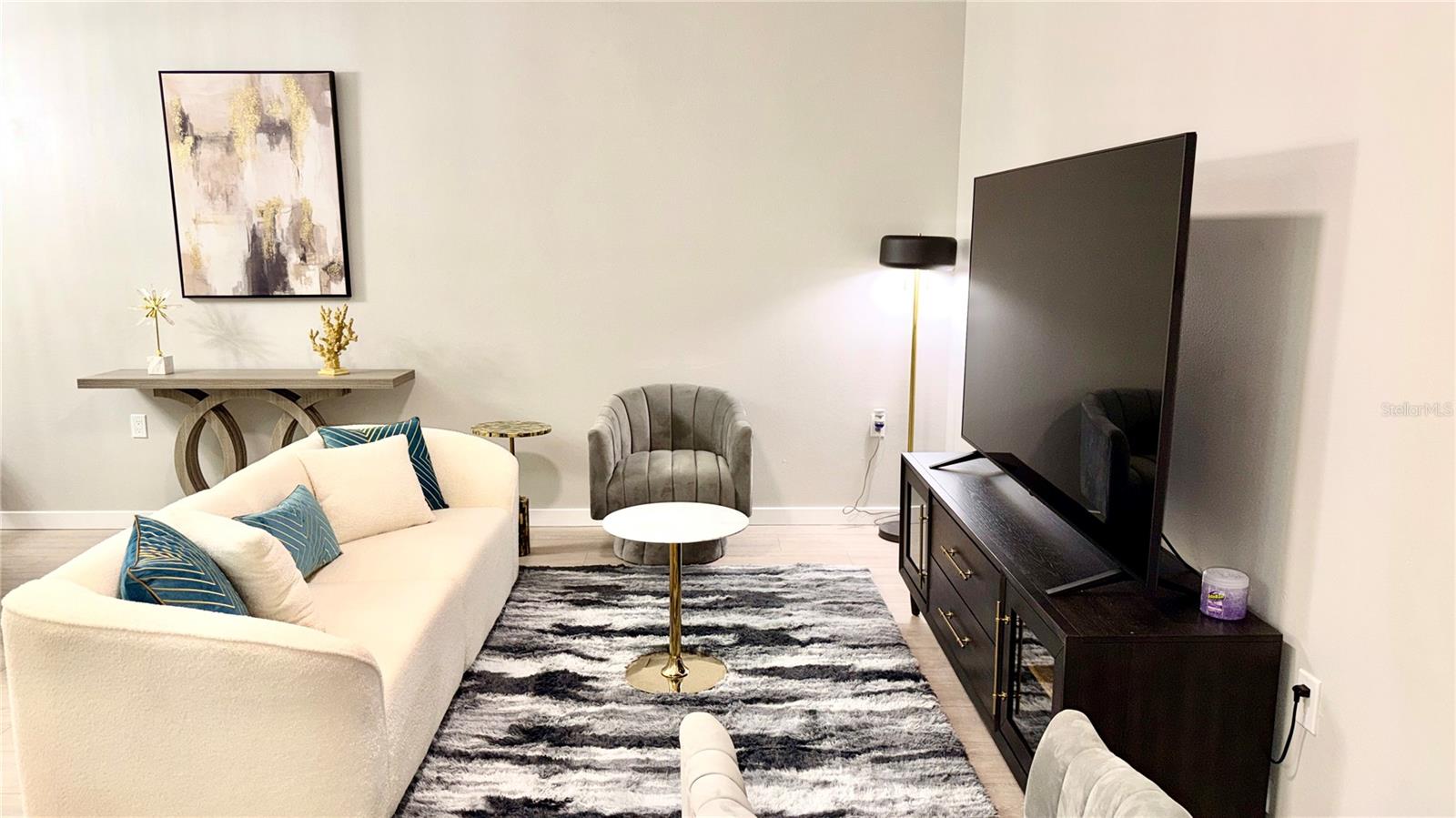 Image 29 of 63 For 701 Mirror Lake Drive N 121