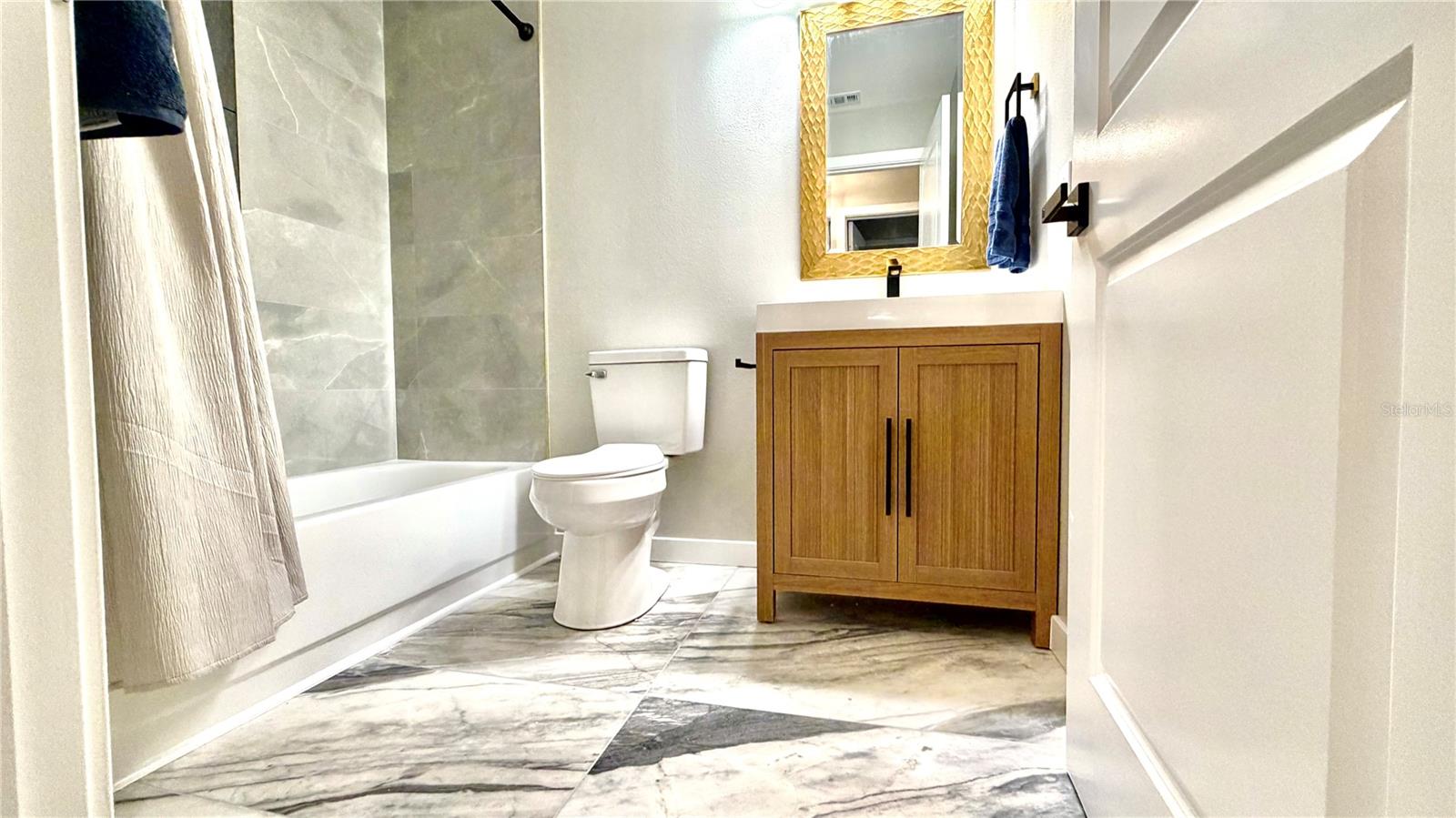 Image 36 of 63 For 701 Mirror Lake Drive N 121