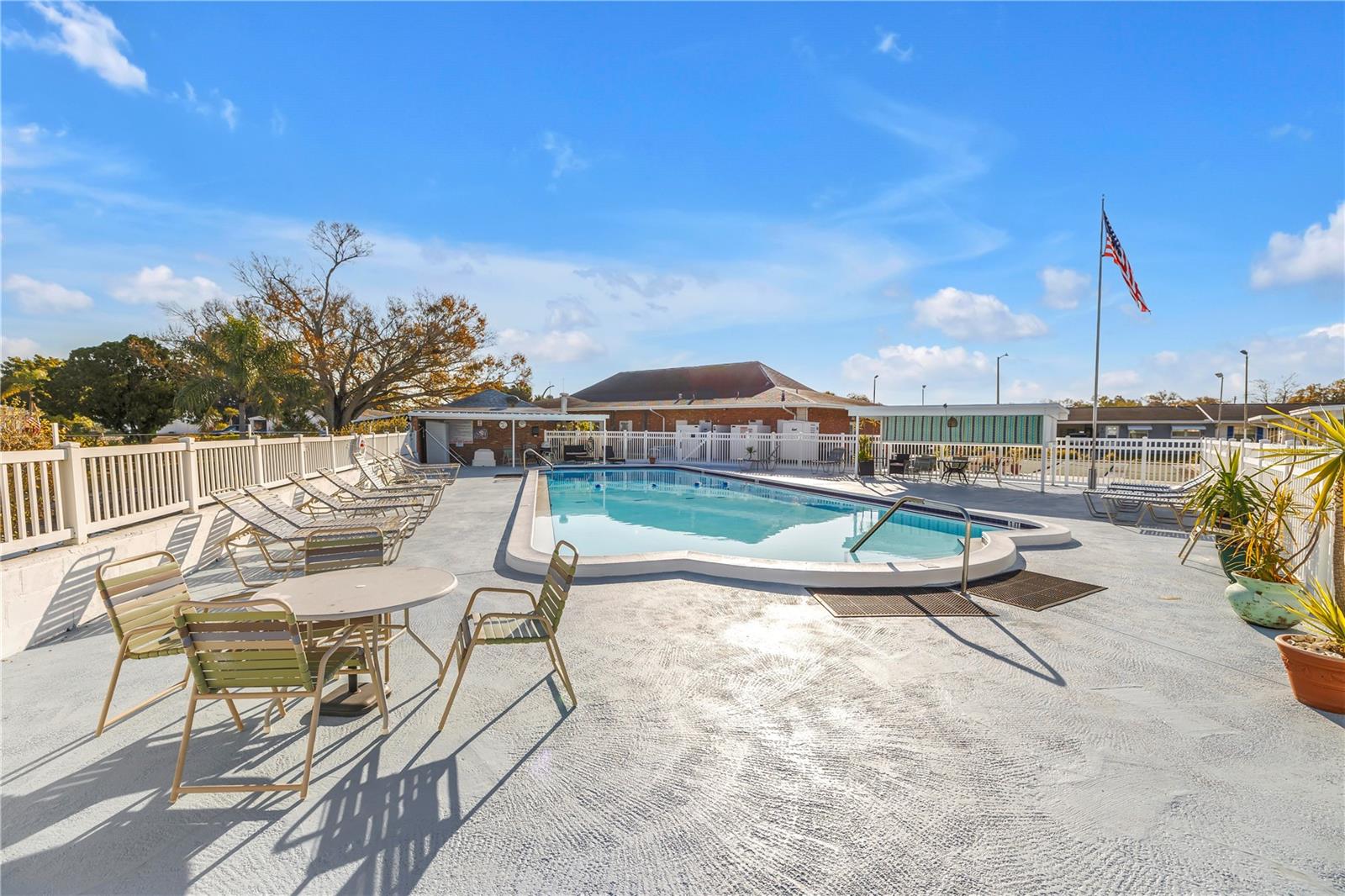 Image 22 of 32 For 10007 Daffodil Street N 183