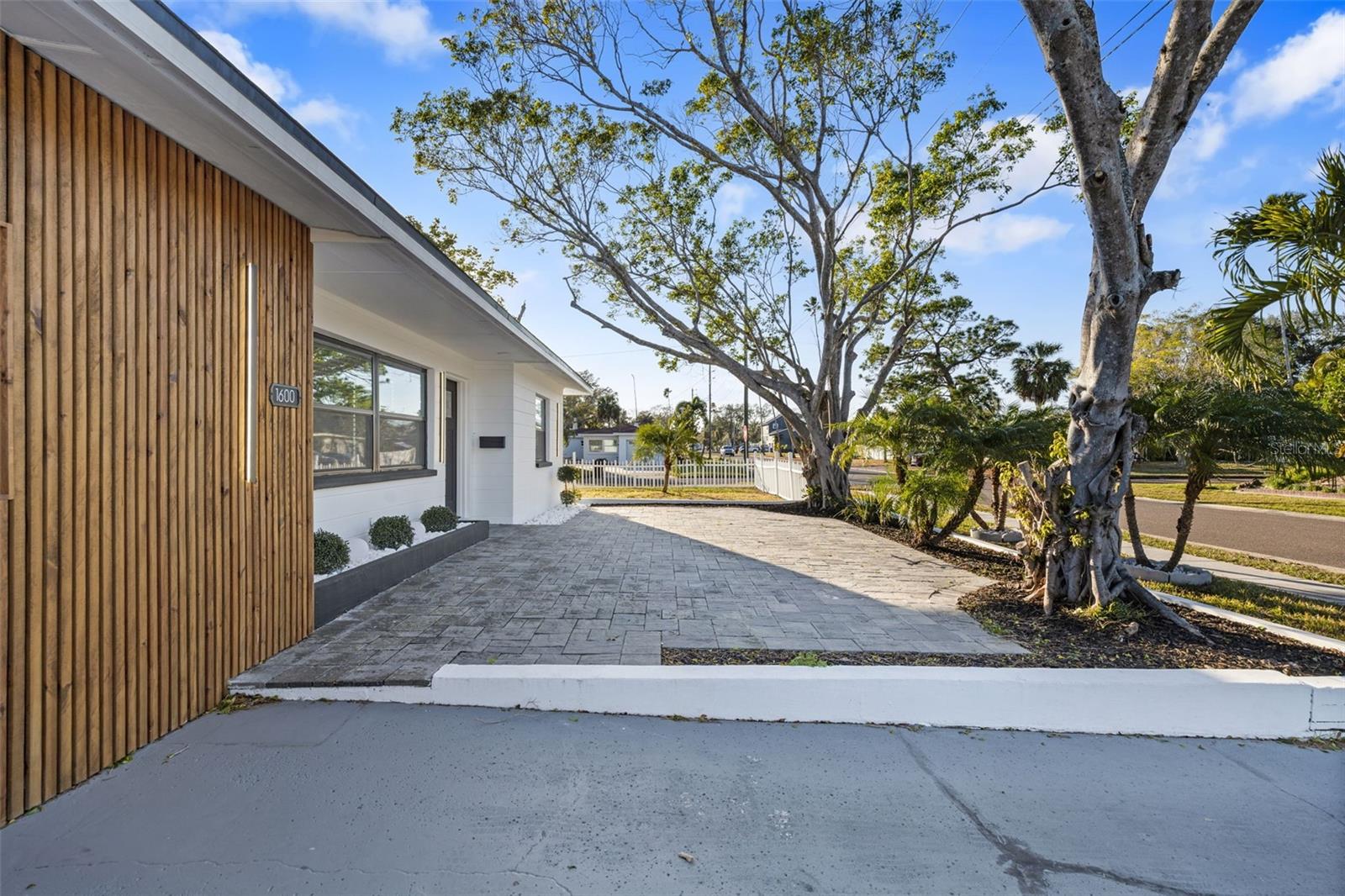 Listing photo id 2 for 1600 Connecticut Avenue Ne