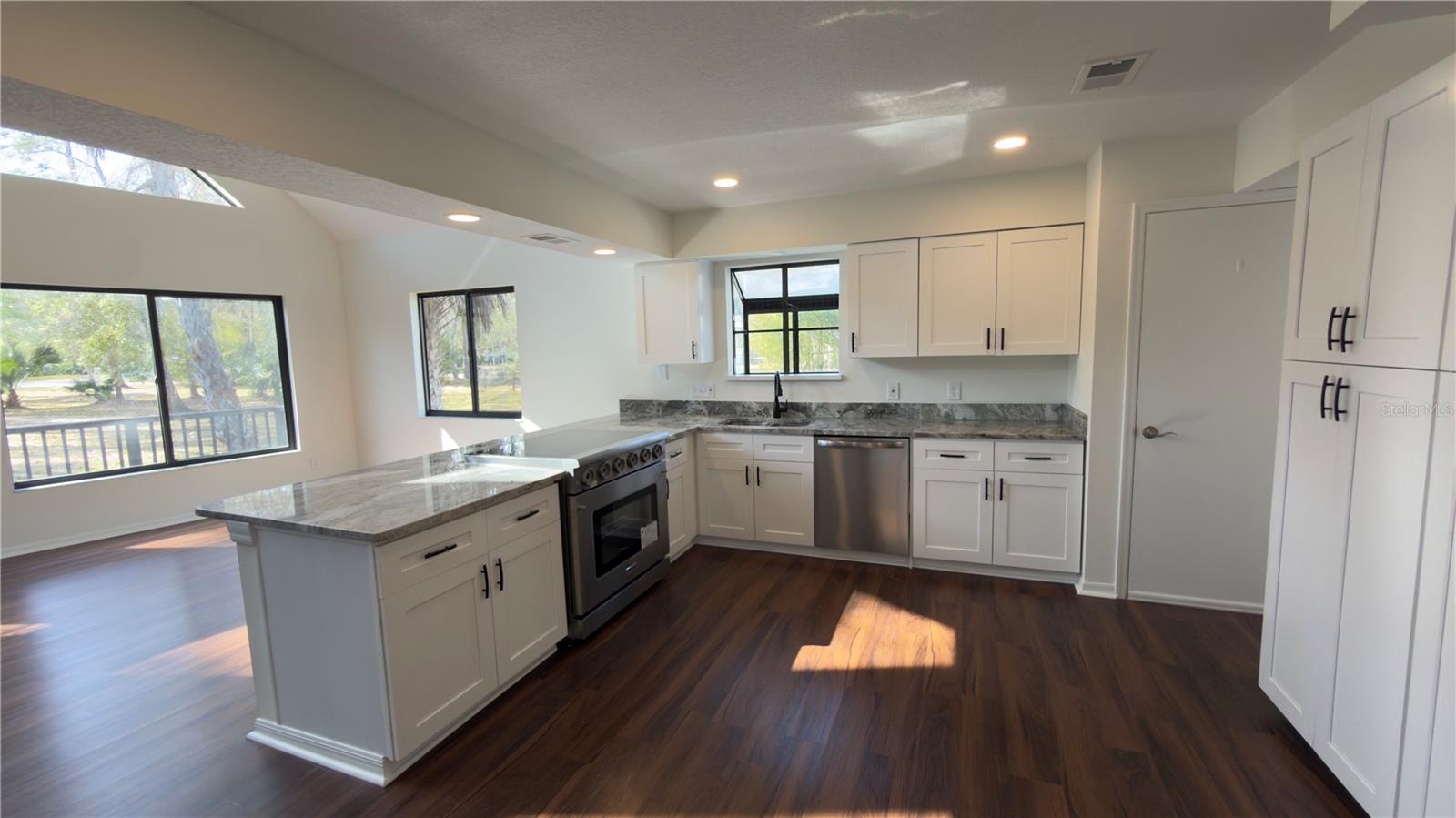 Image 8 of 31 For 8140 Pimlico Place