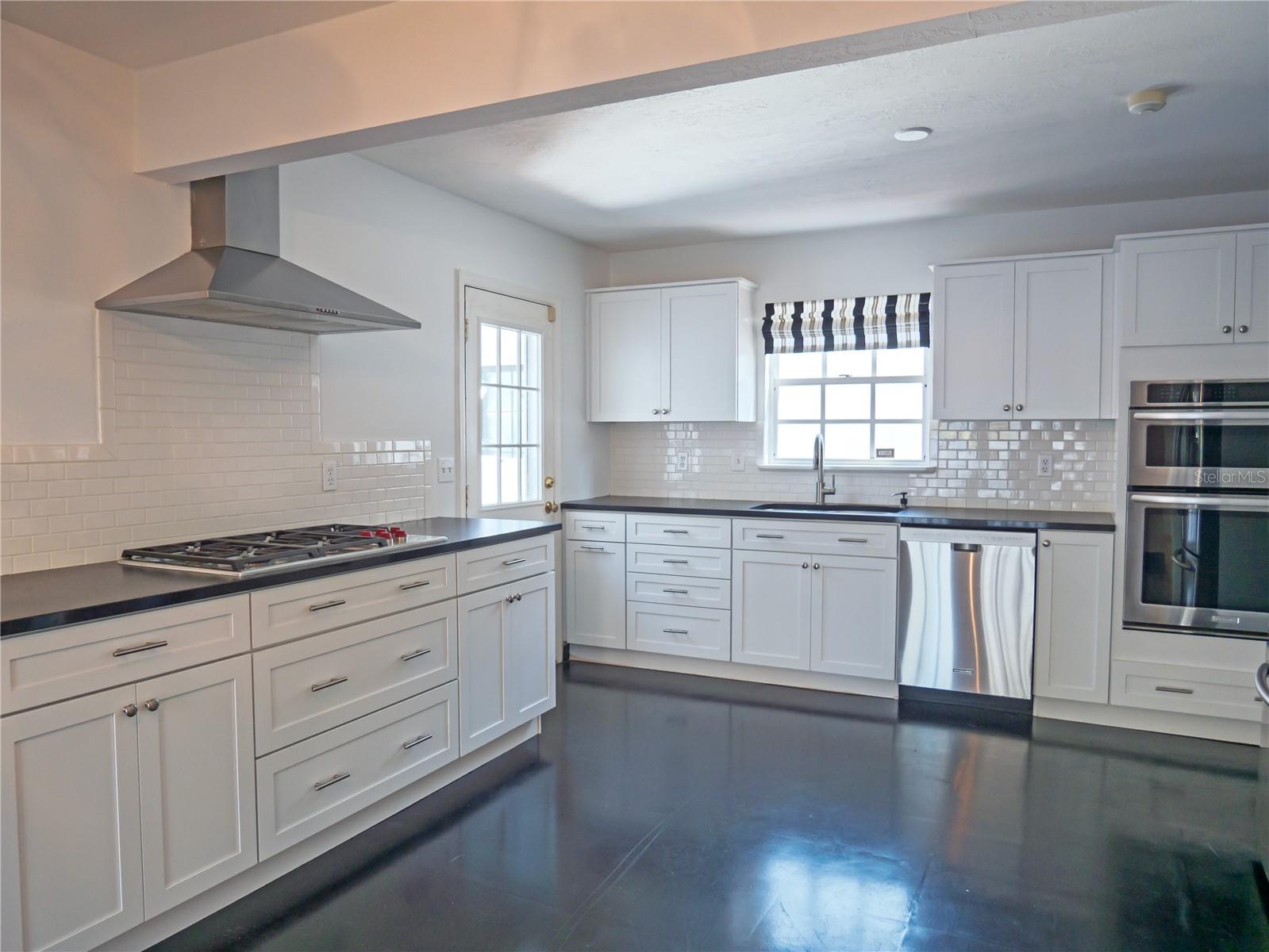 Image 11 of 37 For 325 17th Avenue Ne